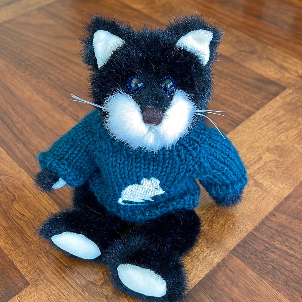 UNIPAK PLUSH JOINTED CAT WITH GREEN SWEATER W EMBROIDERED MOUSE - SO CUTE!